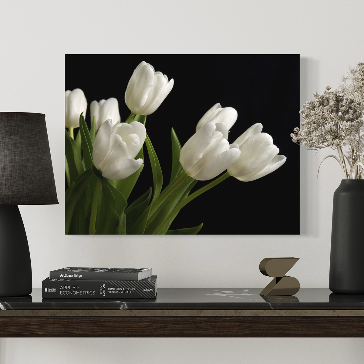Cuadro Decorativo de Tulipanes Blancos con fondo negro