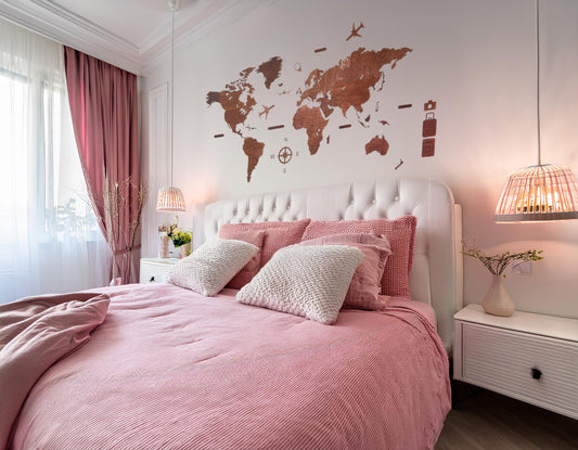 Tendencias de decoracion 2026 - mapa del mundo de madera en recamara moderna