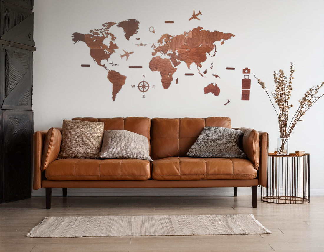Sala moderna decorada con mapa del mundo de madera caoba - Alcazar Decoraciones