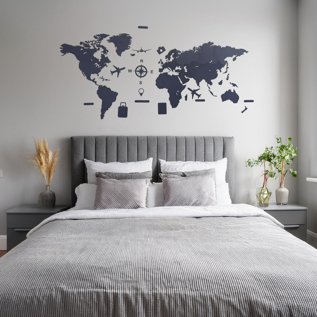 Mapa del mundo de madera para pared color titanio en sala beige minimalista - guia completa - Alcazar Decoraciones