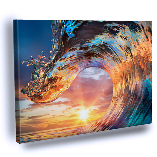Cuadro Decorativo de Colorida ola oceánica. Agua de mar en forma de cresta. Luz del atardecer y hermosas nubes en el fondo
