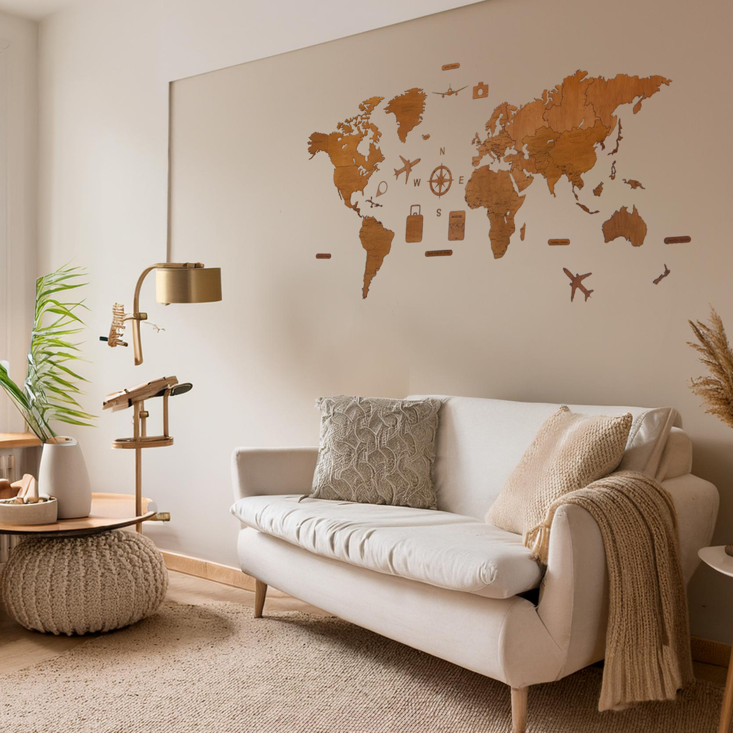 Mapa del mundo de madera color roble en sala con accesorios de viaje incluidos - Alcazar Decoraciones