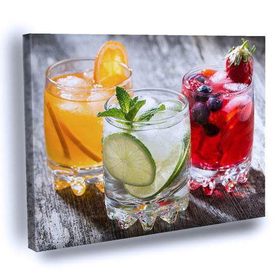Cuadro Decorativo de Surtido de bebidas de frutas frescas heladas sobre fondo de madera.
